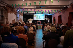 Karel Willemen en Roy Franssen inspireren 120 deelnemers tijdens Berrege Betoverd van de Vastenavend Akkedemie.