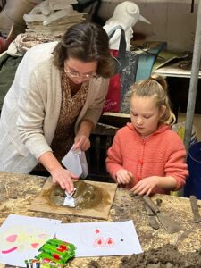 Kinderen bouwen met de Vastenavend Akkedemie aan een echte wagen!